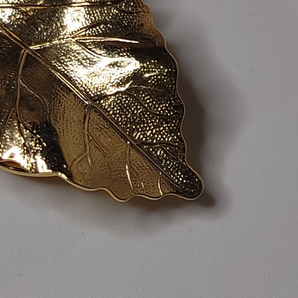Large Gold Tone Lightweight Metal Leaf Scarf Clip - Picture 8 of 13